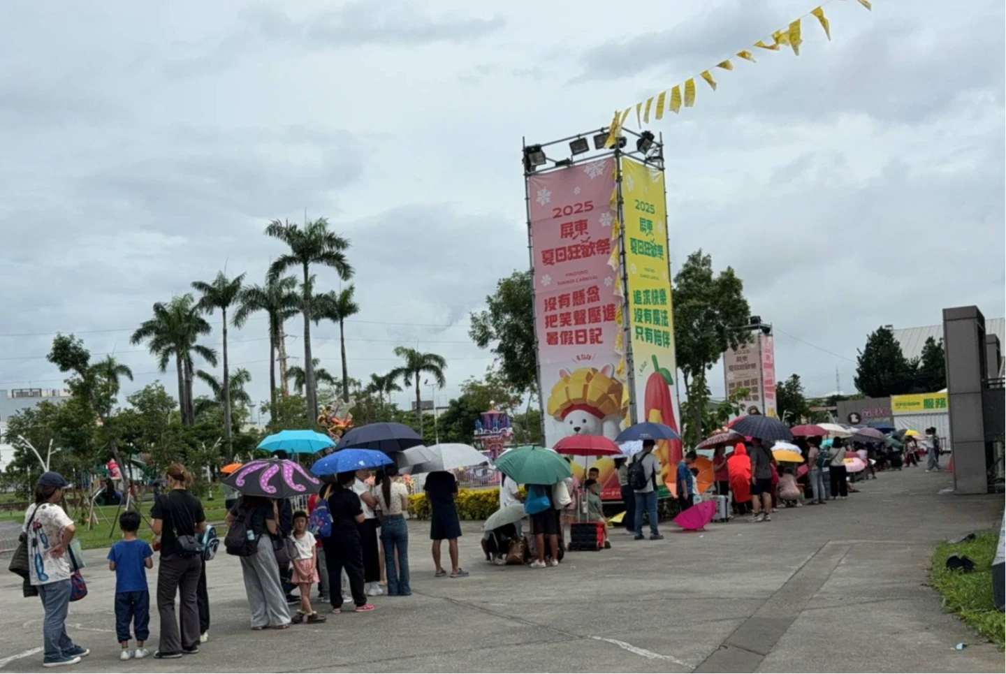 2025屏東夏日狂歡祭童話冰宮受民眾歡迎,民眾排隊領票體驗。屏東縣政府提供
