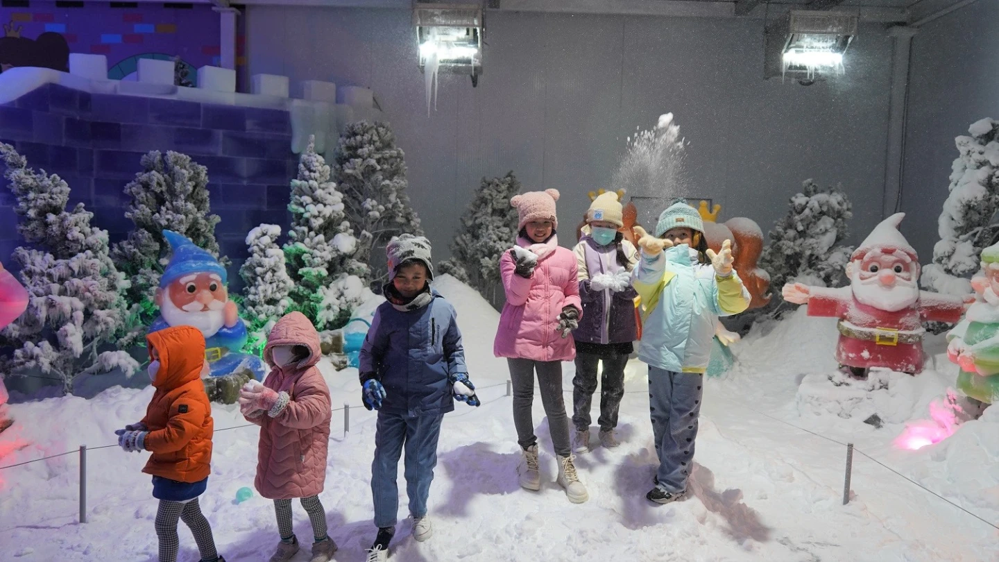 屏東首座會下雪的童話冰宮城堡,靈感取自經典童話《白雪公主》。屏東縣政府提供