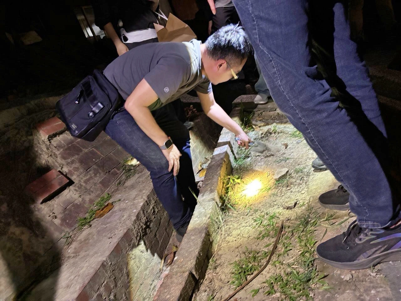 警方逮捕「埋包手」,按圖索驥查獲6個毒坑。市刑大提供