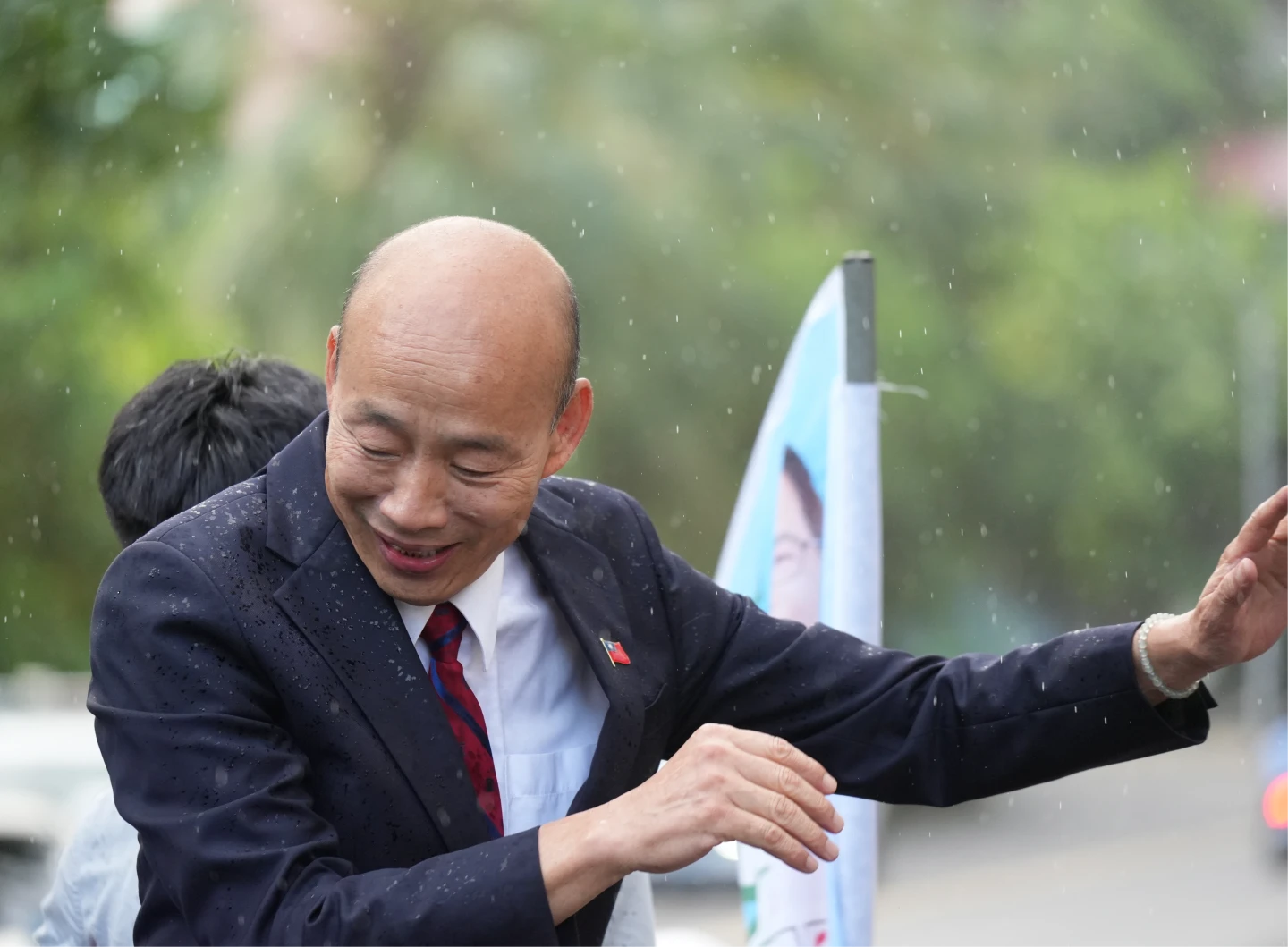 立法院長韓國瑜今陪同藍委賴士葆車掃。梁建裕攝