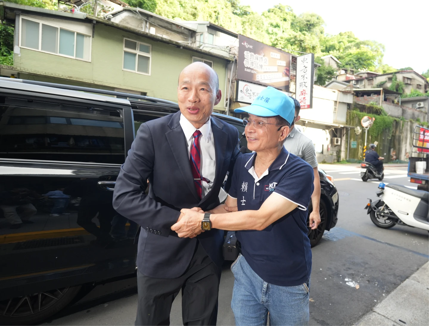 韓國瑜陪同賴士葆車掃。梁建裕攝