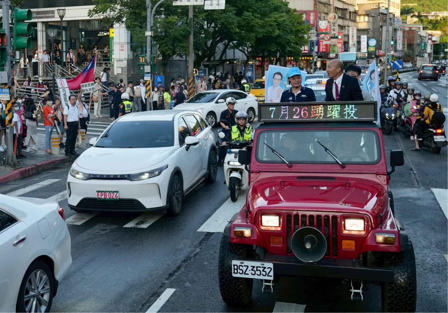 賴士葆車掃時,遇到罷團。梁建裕攝