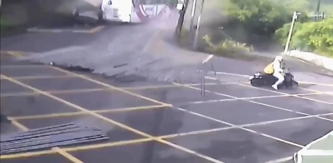 萬里車禍,騎士險些遭鋼管射傷。翻攝畫面