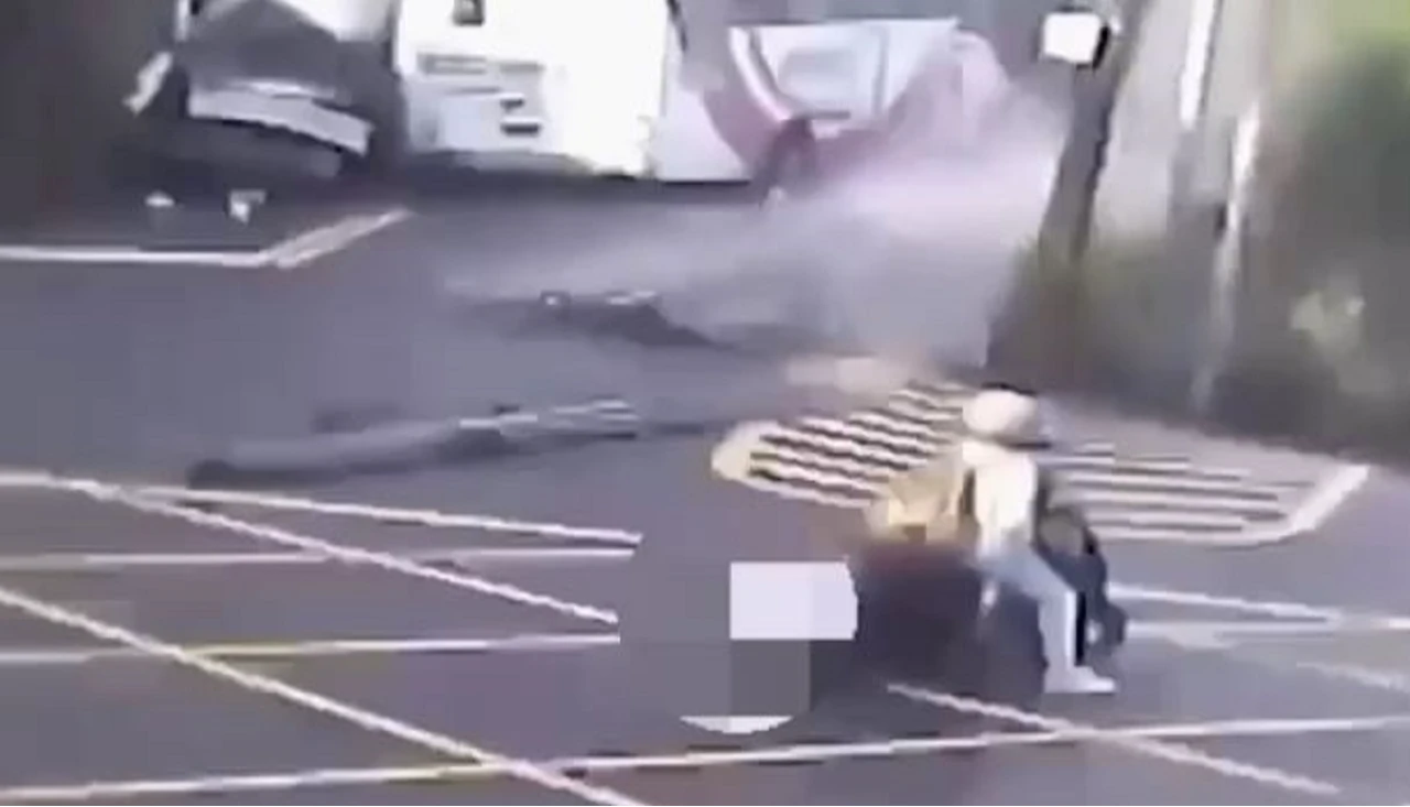 騎士發現前方車禍,趕緊煞車往旁邊騎去,躲過鋼條射傷。翻攝畫面