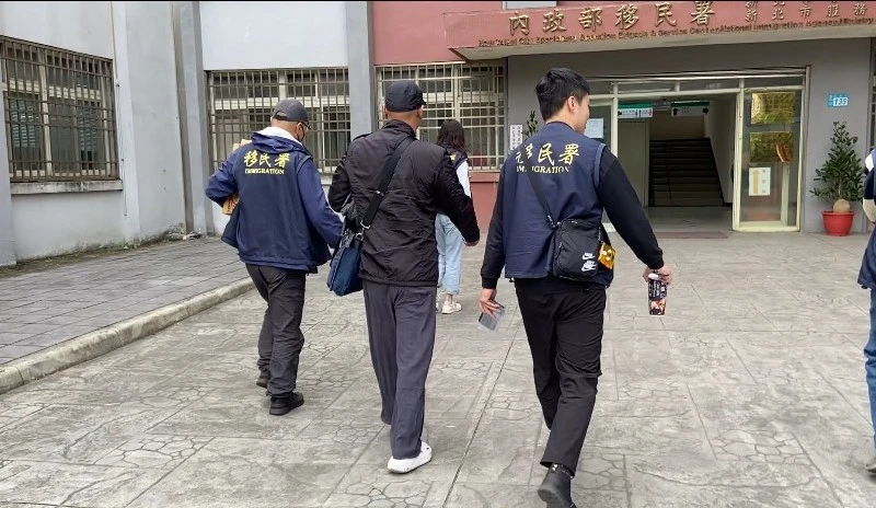 張嫌詢問後移送偵辦。移民署新北專勤隊提供