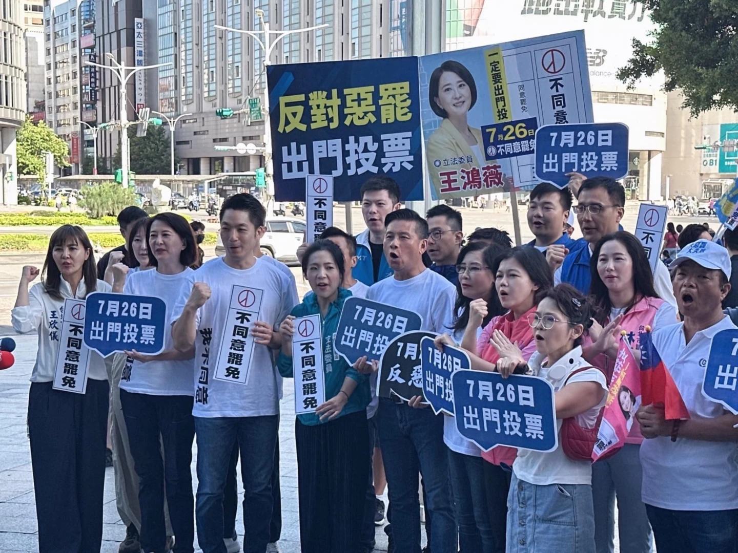 蔣萬安合體台北市議會國民黨團,陪同徐巧芯、王鴻薇站路口拜票。取自北市議員李柏毅臉書