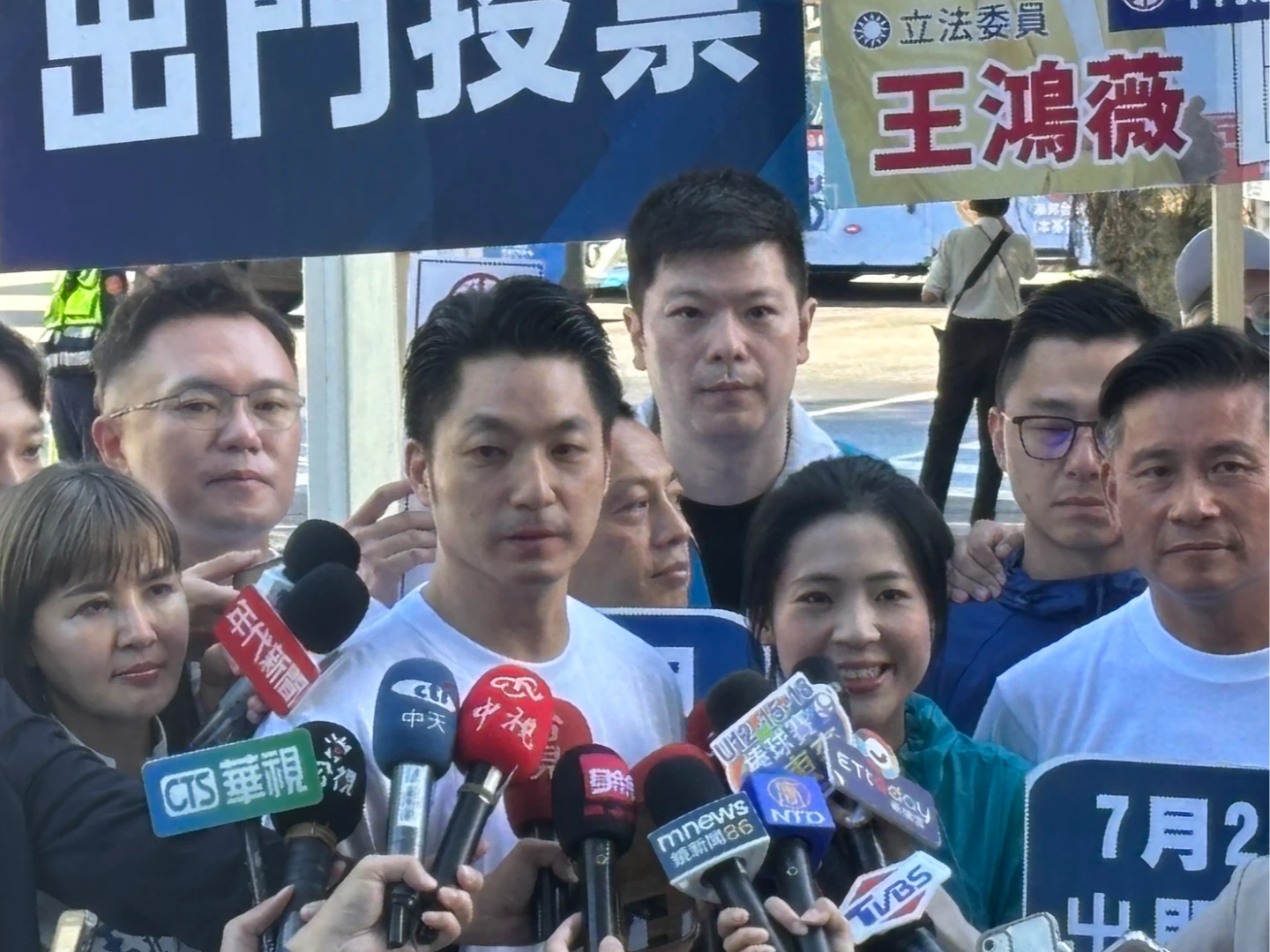 蔣萬安合體台北市議會國民黨團,陪同徐巧芯站路口拜票。許皓婷攝