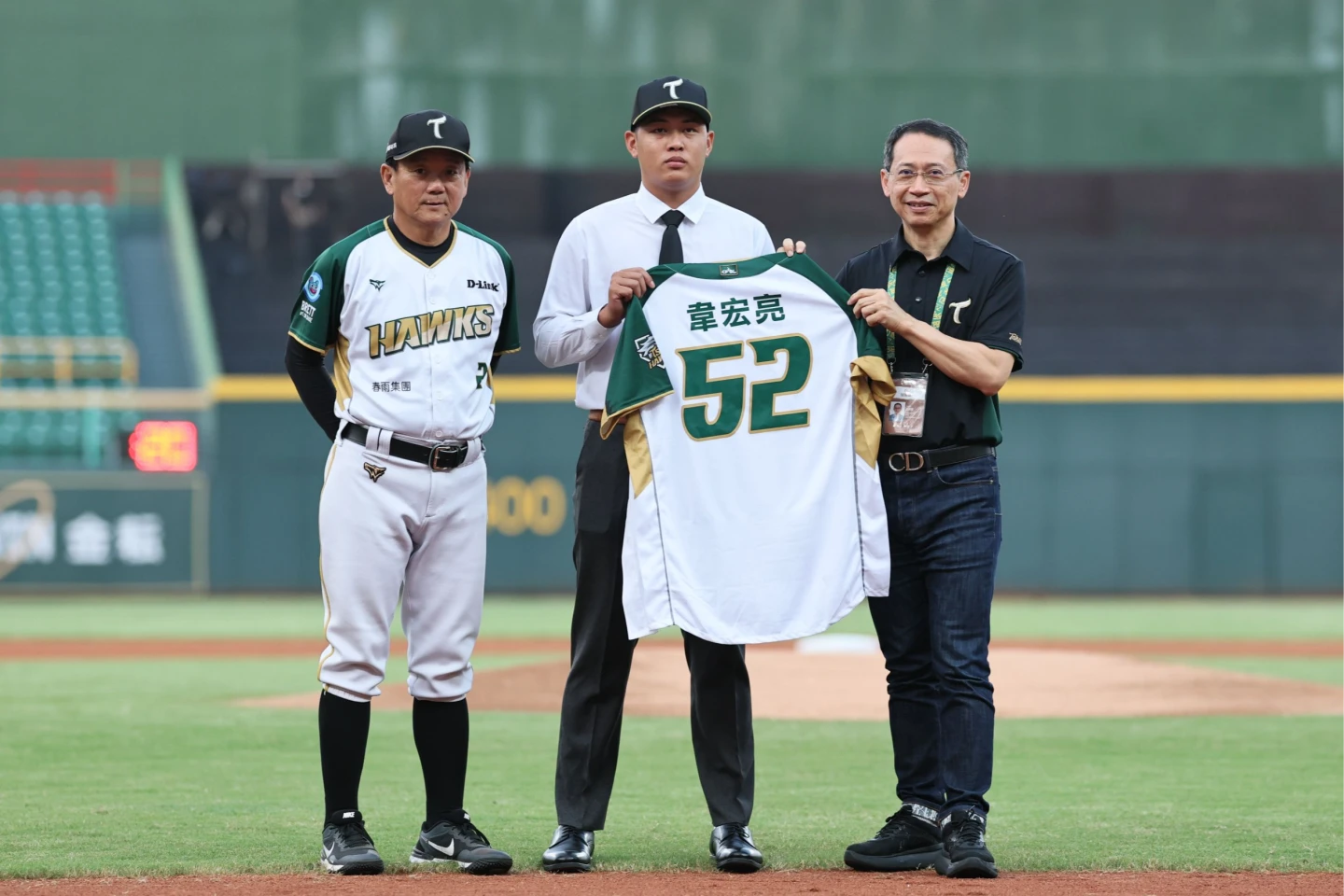 台鋼雄鷹以簽約金570萬、激勵獎金140萬元簽下「狀元郎」韋宏亮(中),23日賽前為他舉行加盟儀式。台鋼雄鷹提供