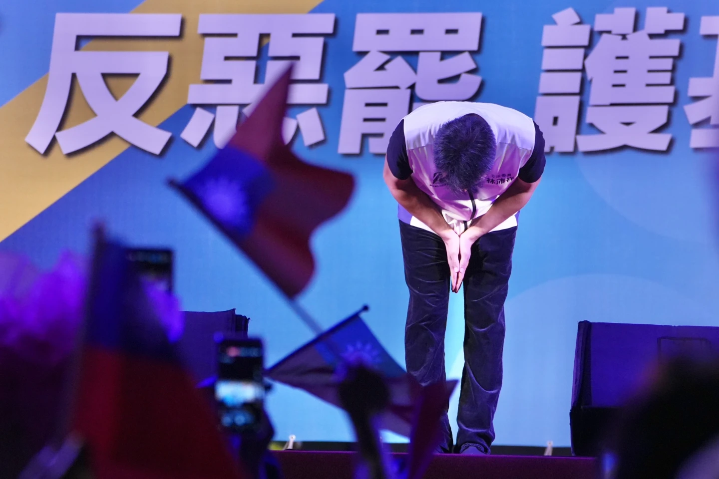 林沛祥鞠躬拜託選民。林林攝