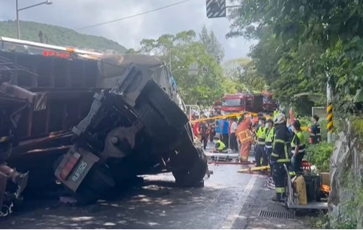 國光客運遭聯結車對撞車禍,警消協助乘客脫困。翻攝畫面