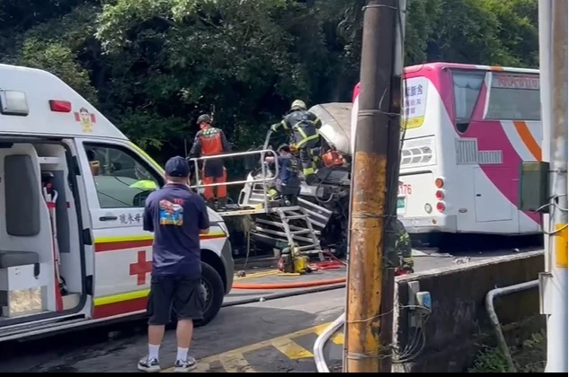 車禍現場警方協處。翻攝畫面