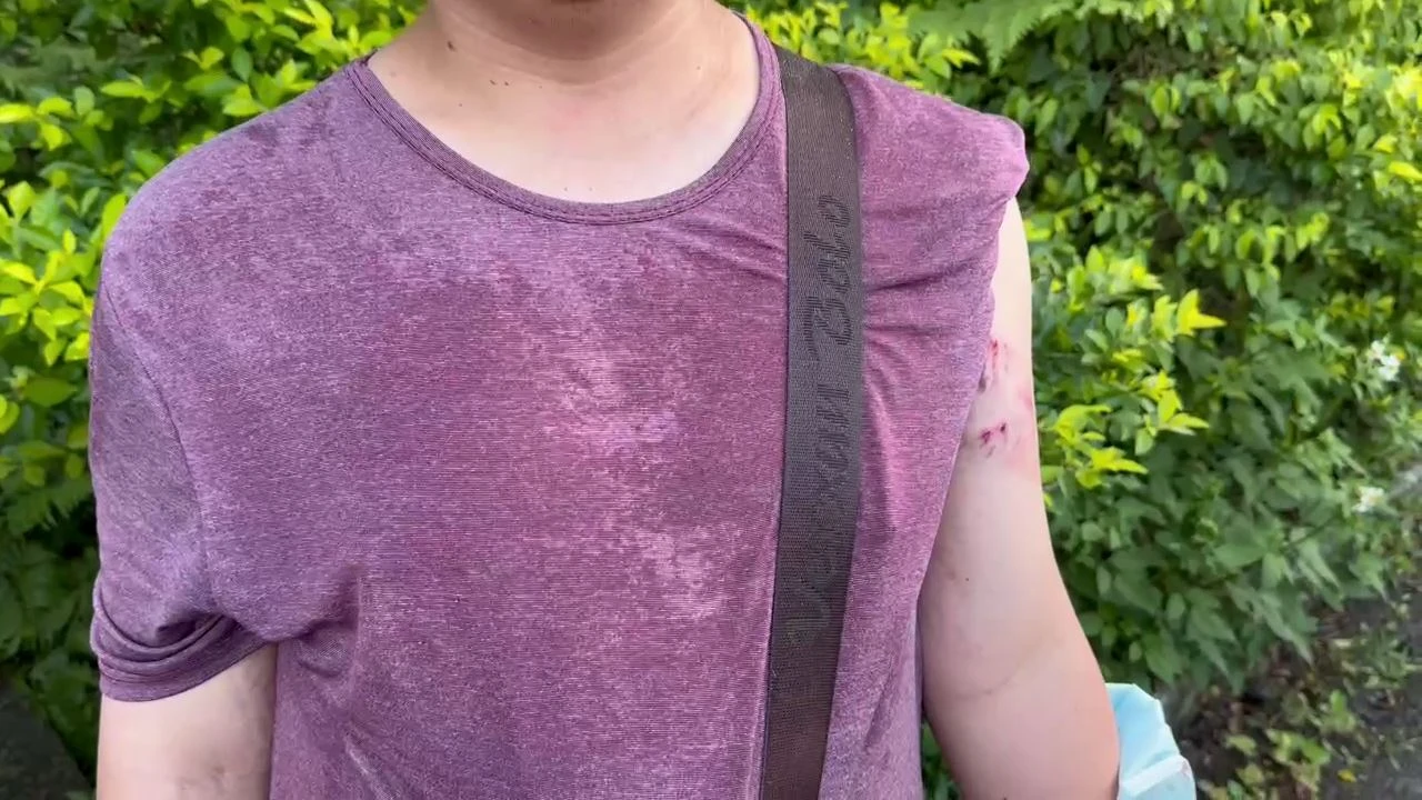 乘客左手遭碎玻璃割傷。翻攝畫面