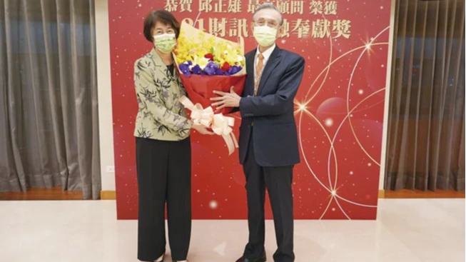 前財政部長邱正雄辭世(右),享壽83歲。資料照片永豐金提供