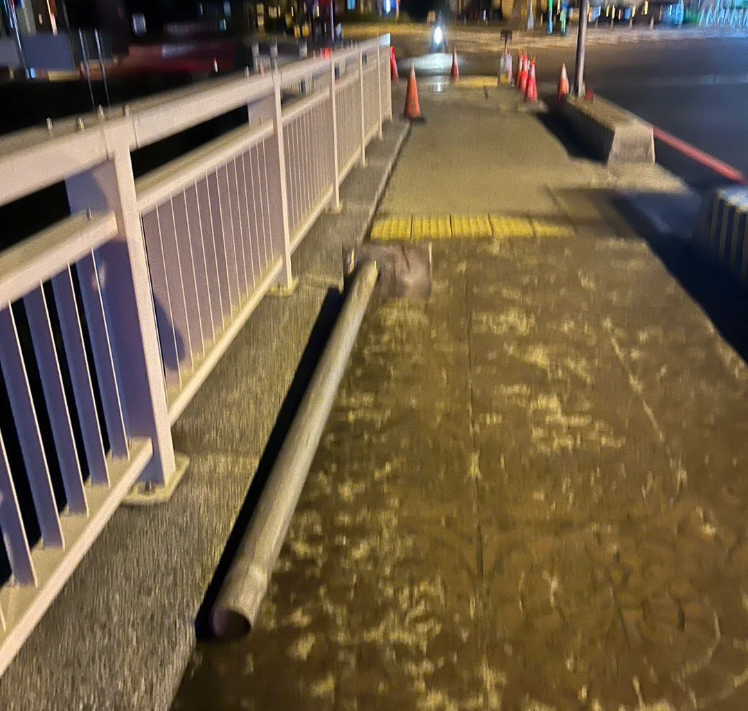 大型鐵桿佔據人行道。中市府提供