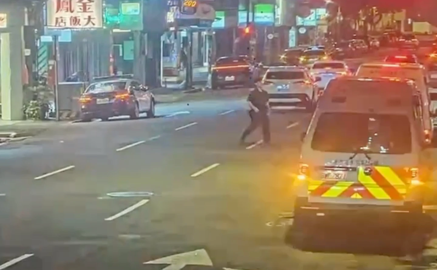 萬華某旅館21日凌晨發生命案,救護車獲報前往救援,死者竟是消防署科員。翻攝畫面