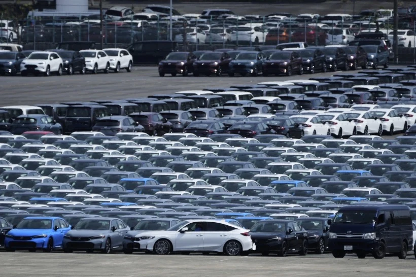 日本汽車出口至美國關稅降至15%,帶動日本汽車股集體暴漲。圖為停放在橫濱的出口汽車。美聯社