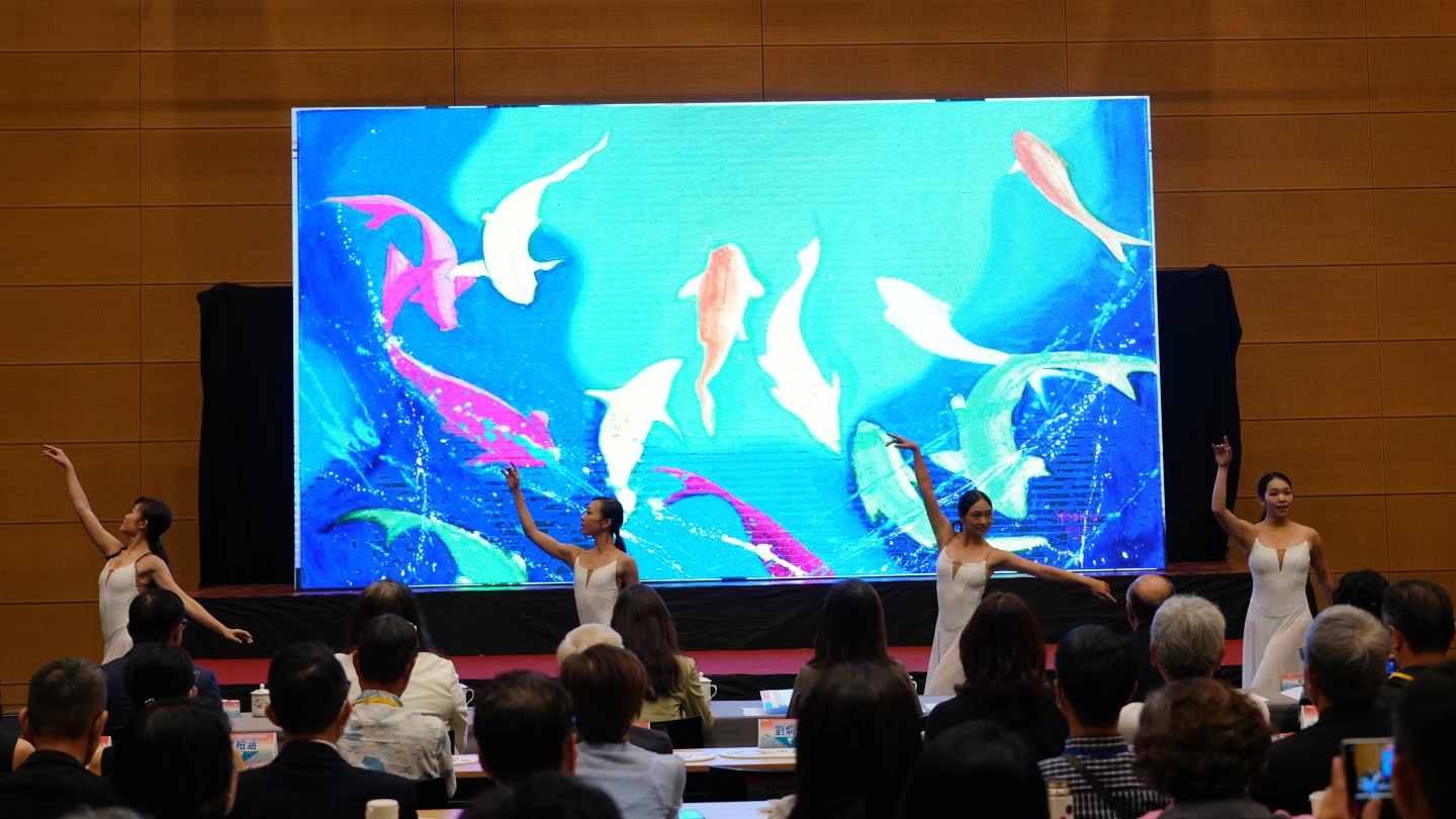 台灣芭蕾舞團在藝術家優席夫的畫作「螢光」前,以舞蹈詮釋海洋之美。讀者提供