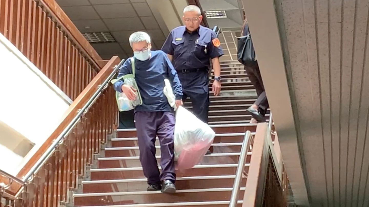 李文宗交保離開法院時,左腳配戴電子腳鐶。丁牧群攝