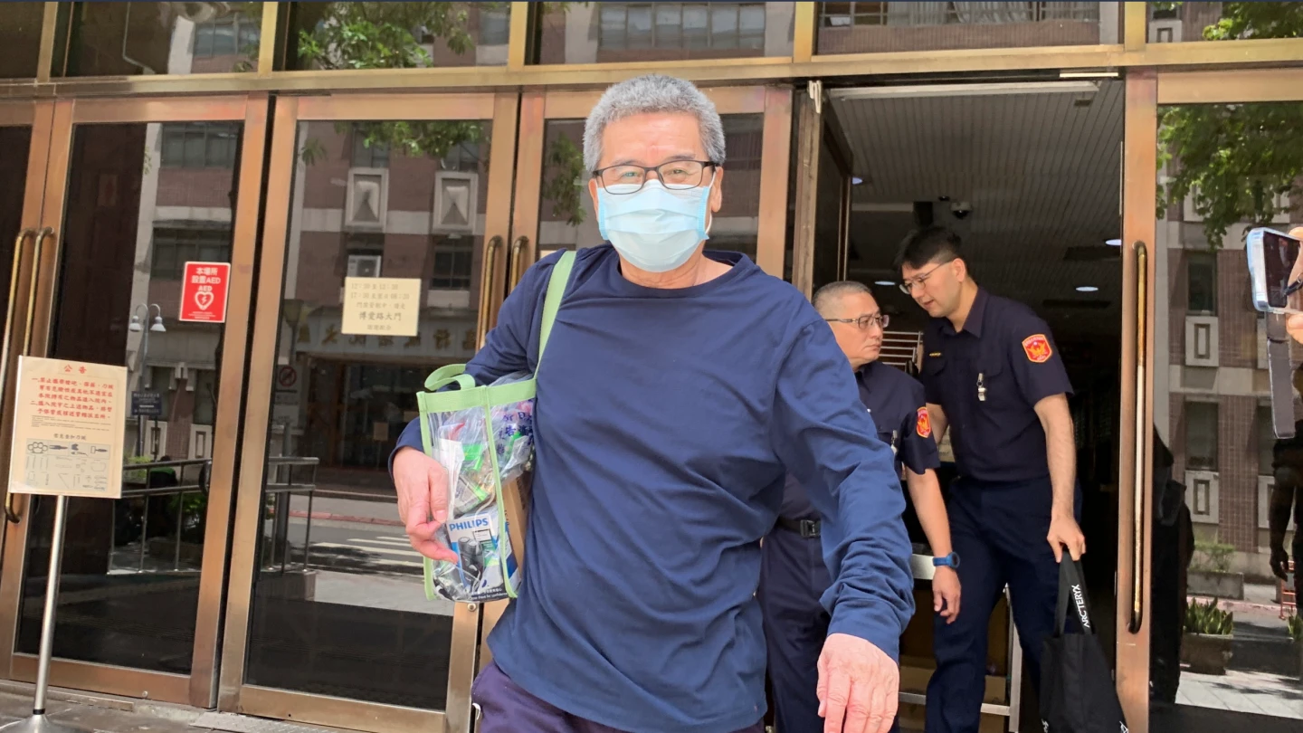 柯競辦前財務長李文宗,今交保時笑著離開法院。丁牧群攝