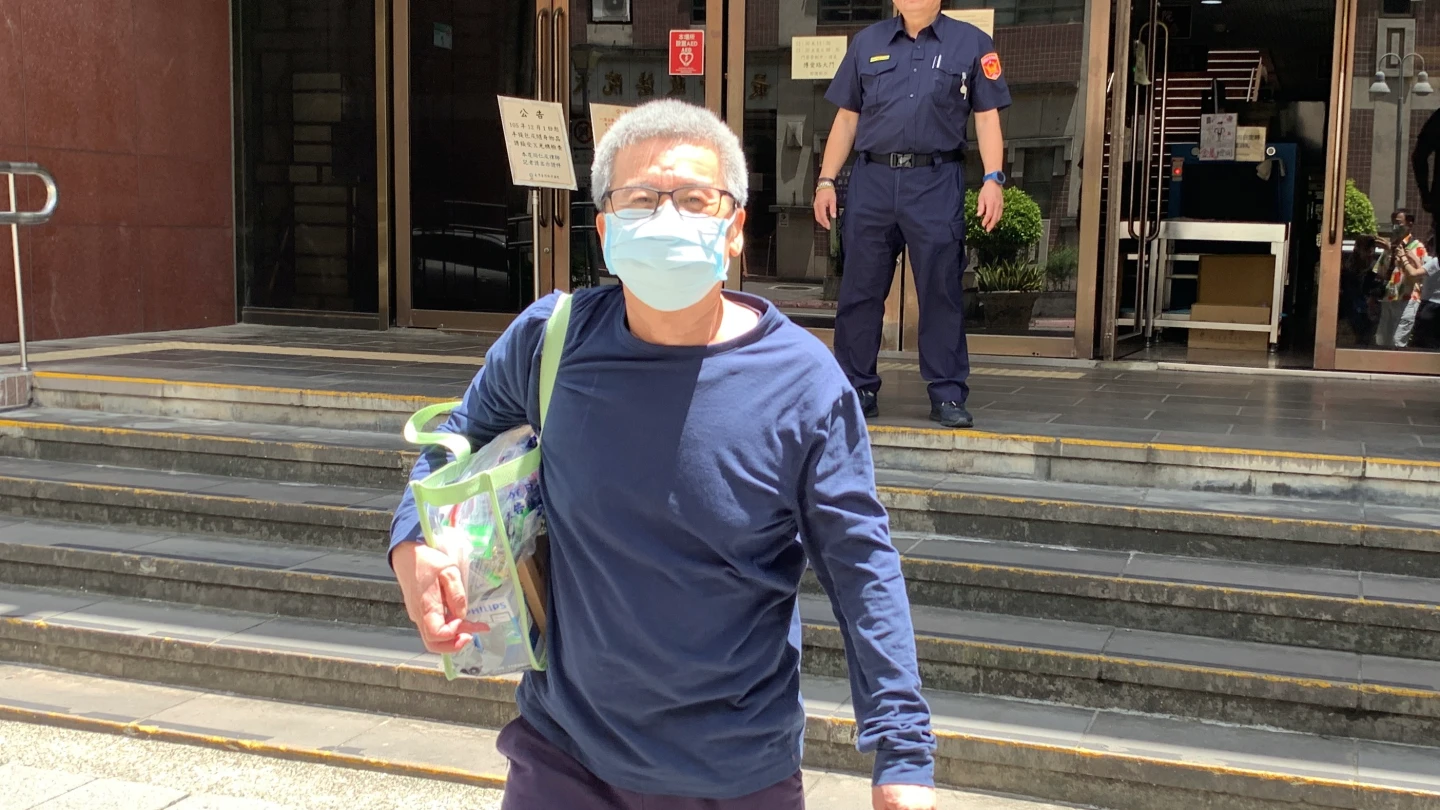 李文宗交保離開法院時,笑得開心。丁牧群攝