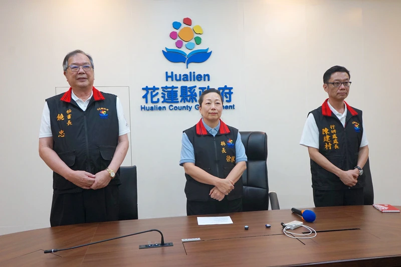 和碩董事長童子賢指2024年幫花蓮震災受損學校修復,但遭縣府阻擋。花蓮縣長徐榛蔚(中)23日下午與代理秘書長饒忠(左)、行政暨研考處長陳建村(右)舉行記者會澄清。中央社