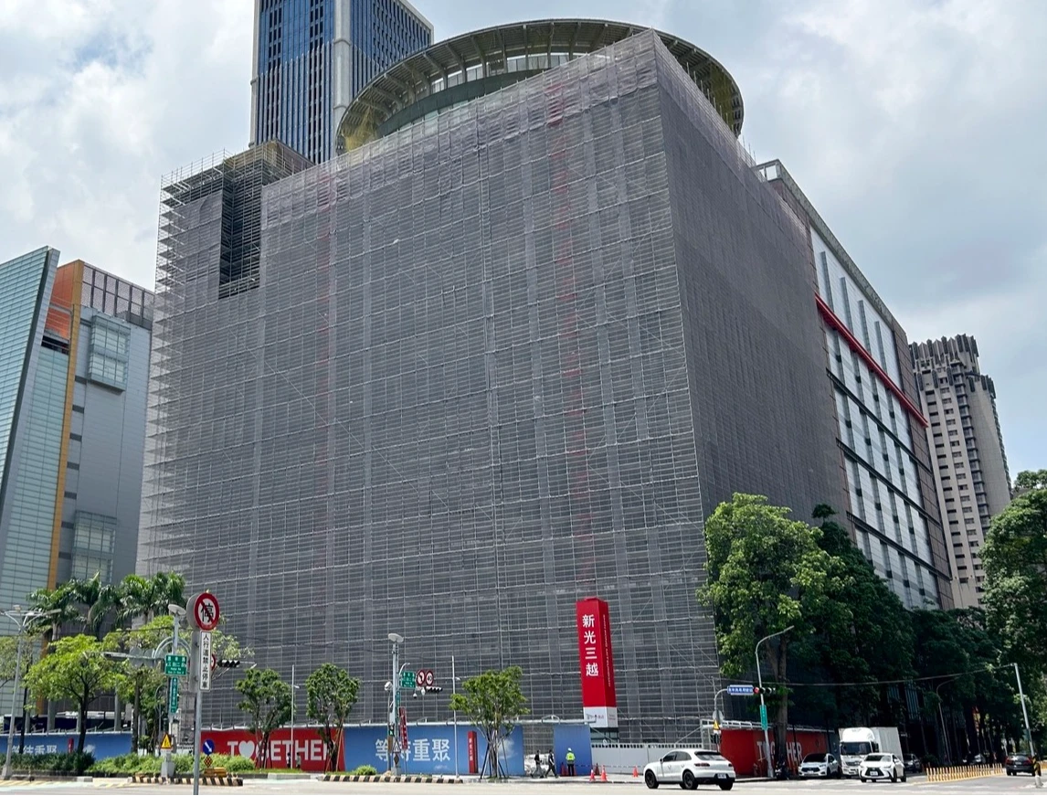 台中新光三越拚9月復業,建物修復加速進行中。新光三越提供
