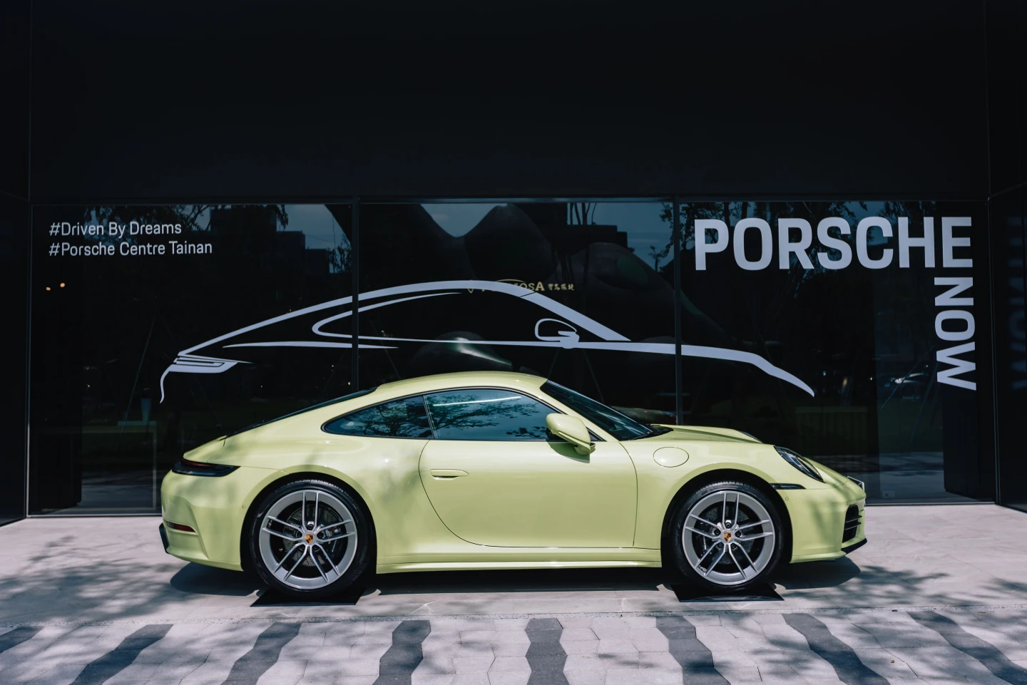 台南保時捷中心首座「Porsche NOW誠品生活台南全新概念店」於23日開幕。尚騰汽車集團提供。