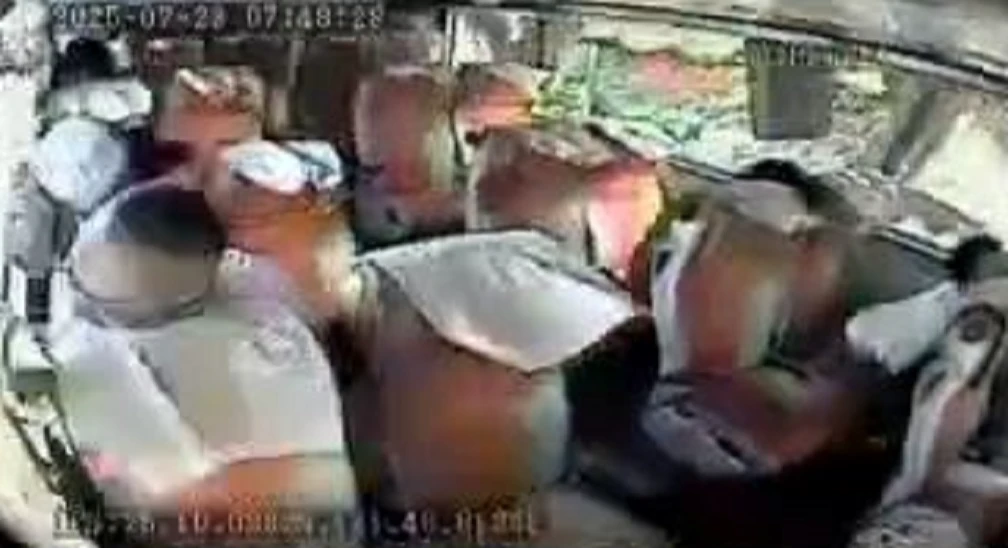 車內乘客彈飛,造成連司機在內共15人受傷。翻攝畫面