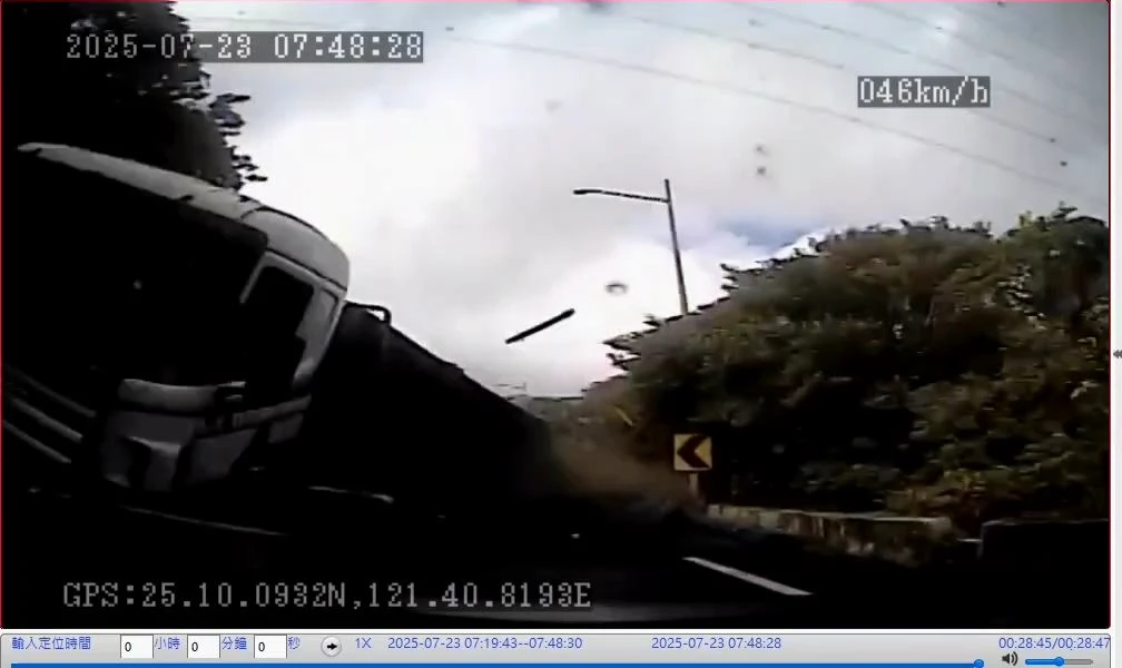 兩車衝撞前,聯結車車身已傾斜翻覆。翻攝畫面