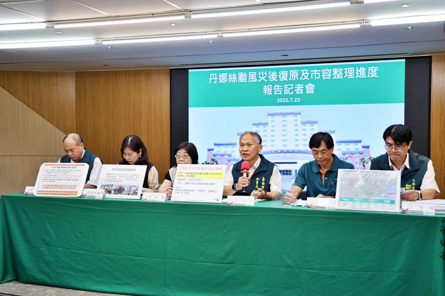 市府秘書長尤天厚(中)報告災後復原進度。市府提供