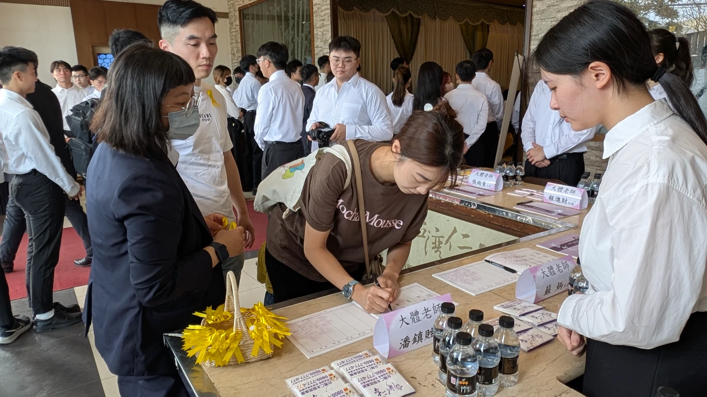 大體老師家屬透過長庚大學舉辦火化追思感恩典禮,再次與已故家人重逢。林志青攝