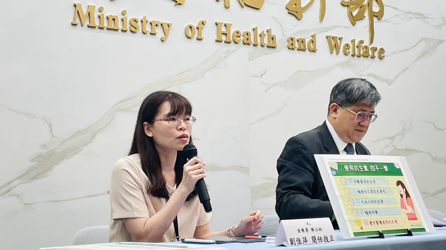 食藥署藥品組簡任技正劉佳萍(左)說,無論是誤用抗生素、劑量不夠或是療程太短,可能導致細菌出現抗藥性。賴昀岫攝