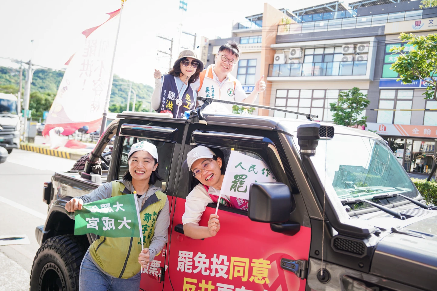 蘇巧慧(前右)盼衝過罷免門檻,恢復國會秩序。新北黨部提供