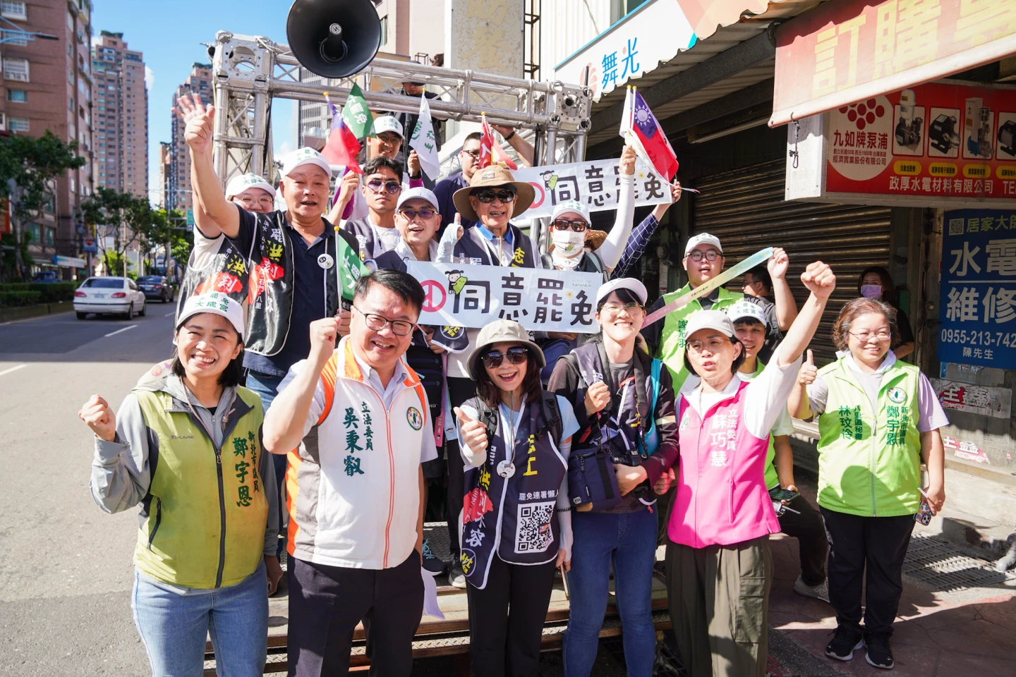 民進黨新北黨部從昨起車隊橫跨新北多個行政區,努力催罷免同意票。新北黨部提供