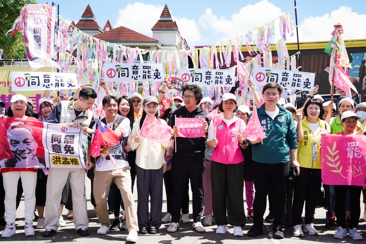 蘇巧慧、賴瑞隆、吳沛憶、沈伯洋陪同罷團到林口車掃催票。新北黨部提供