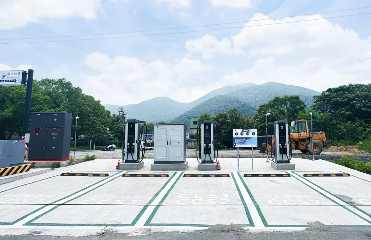 泓德旗下星舟快充攜手台鐵設置「東部鐵路充電網」今正式啟用。業者提供