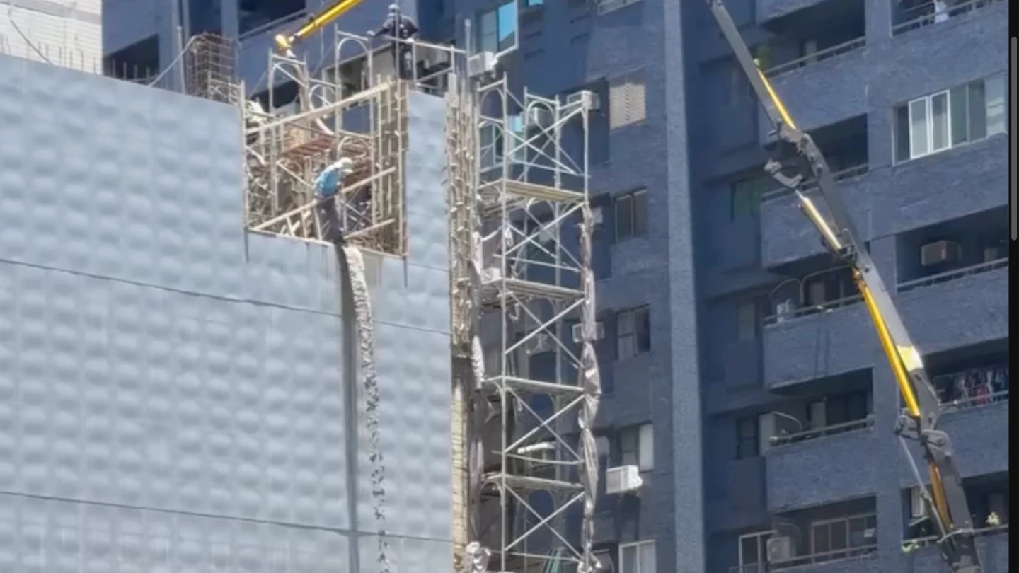 高雄市左營區文忠路一處五層樓透天厝工地,23日進行灌漿作業時,因模板未固定妥當,導致大量水泥自五樓傾瀉而下。翻攝自pusonkuo769的Threads