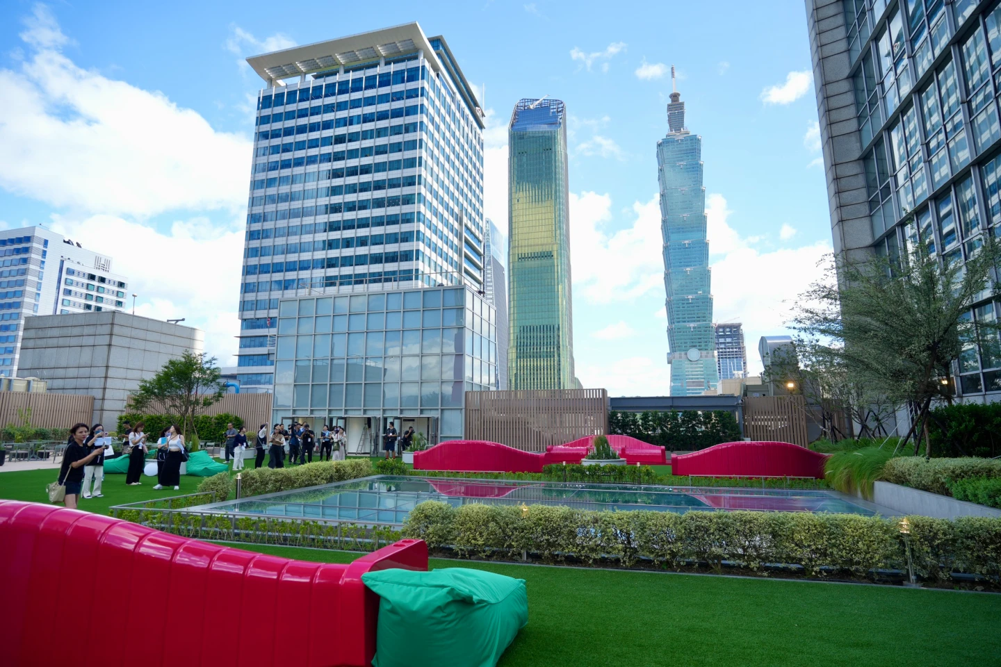 Dream Plaza全台最大星巴克亮相,頂樓戶外空間能眺望台北101。梁建裕攝