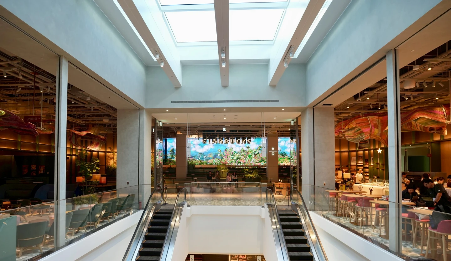 「星巴克典藏 DREAM PLAZA台北」位於DREAM PLAZA 6樓,天井採光極佳。梁建裕攝