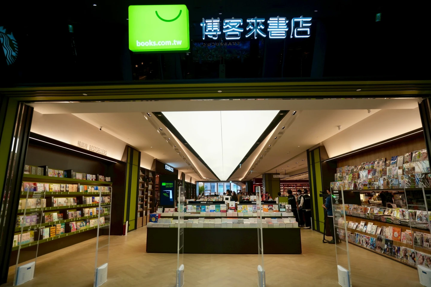 星巴克旁還有24小時「博客來旗艦書店」。梁建裕攝