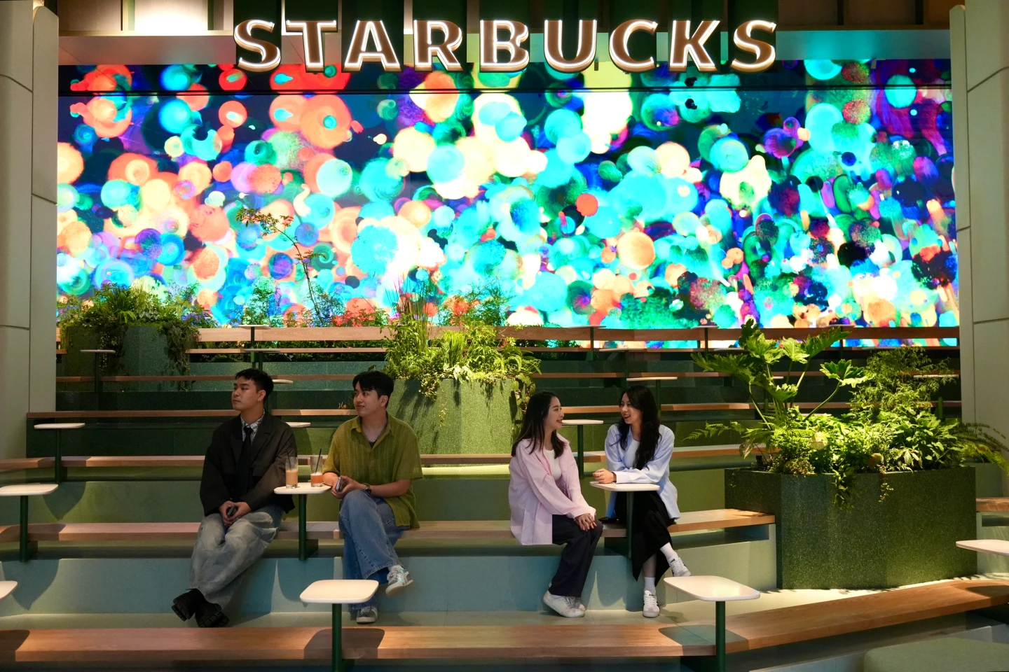 「星巴克典藏 DREAM PLAZA台北」階梯形座位相當愜意。梁建裕攝