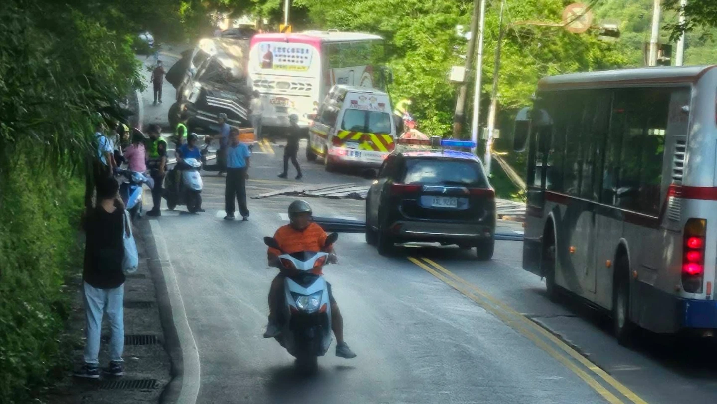 車禍現場警方協處。翻攝畫面