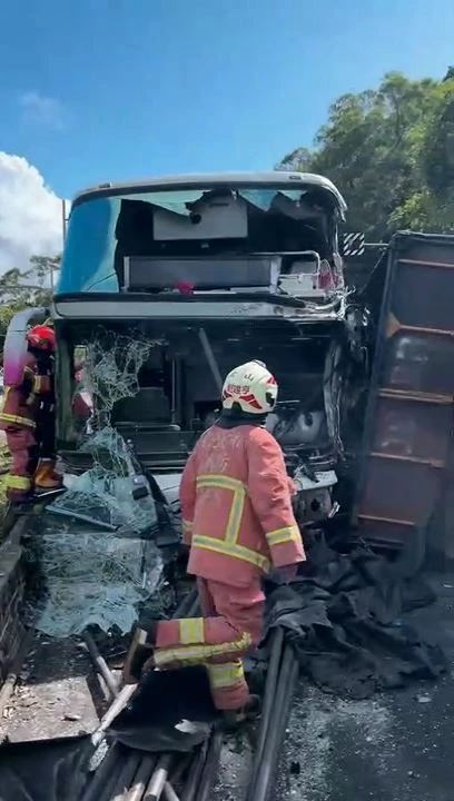 車禍現場消防員搶救。翻攝畫面