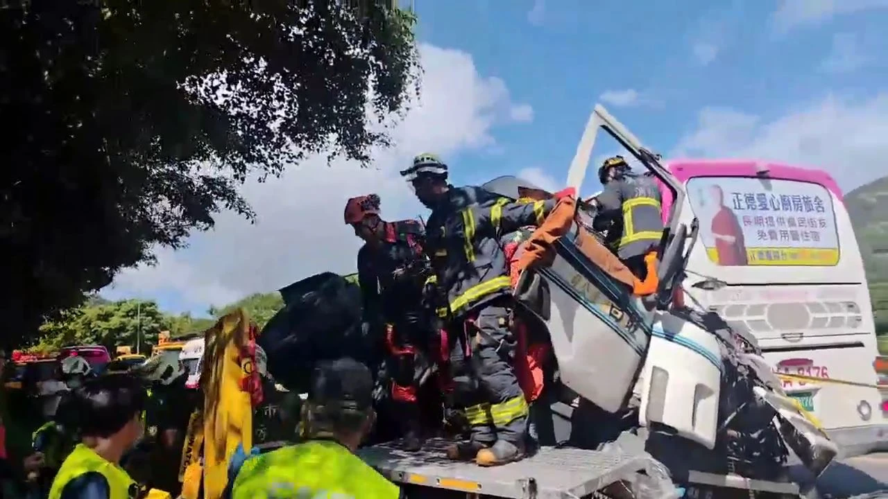 新北市萬里區景美路磚廠公車站牌前,今天上午發生兩車碰撞,造成現場1死10多人輕重傷。翻攝畫面