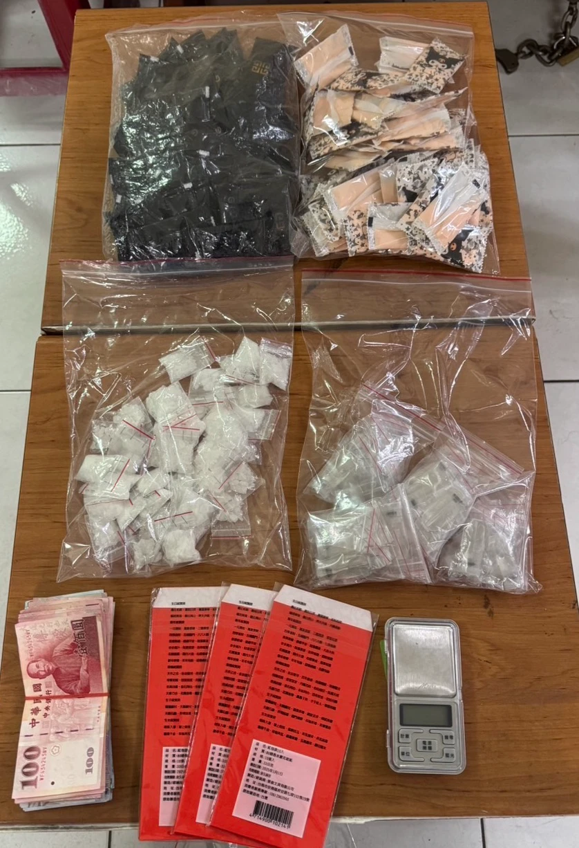 警方在車內搜出二級毒品依托咪酯煙彈、三級毒品K他命、咖啡包等違禁品。讀者提供