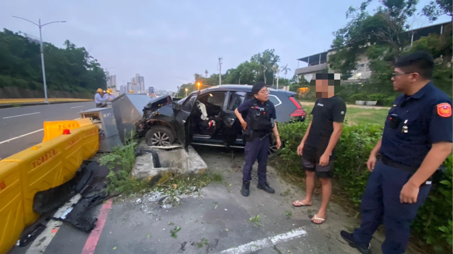 15歲少年(右二)闖紅燈拒檢,在警方尾追下駕車逃逸5公里,自撞路邊電箱後落網。讀者提供