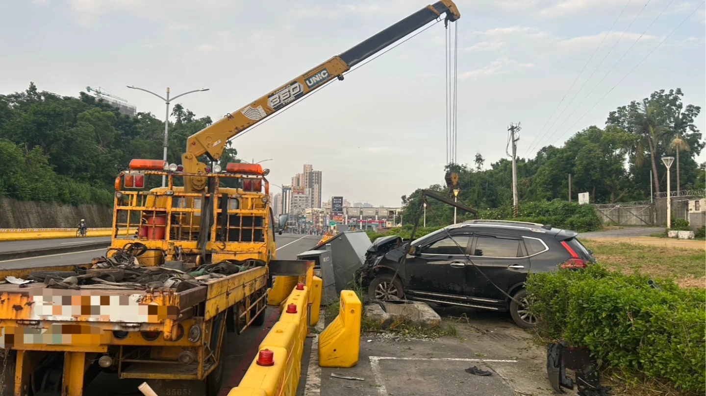 少年駕駛的黑色休旅車自撞路邊變電箱。讀者提供