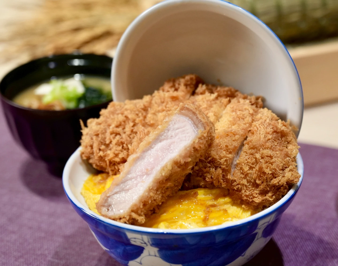7月25日至7月27日,每日前20名點用招牌「厚切里肌豬排丼飯套餐(430元)」享半價優惠。梁建裕攝