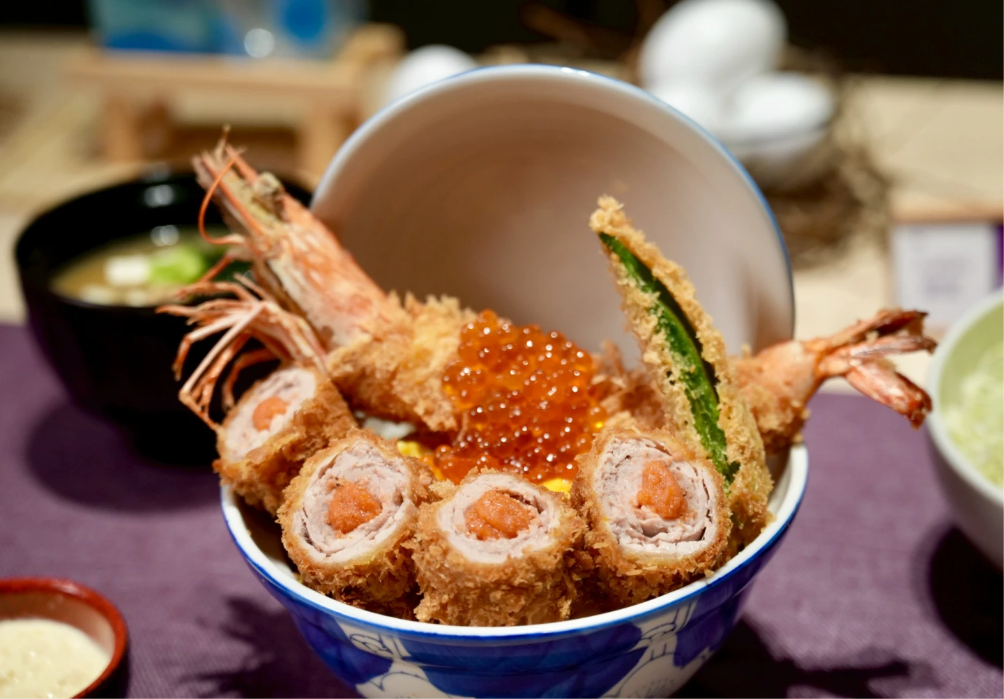 かつ丼屋 勝急台灣限定「海之味盛合豬排丼(450元)」。梁建裕攝