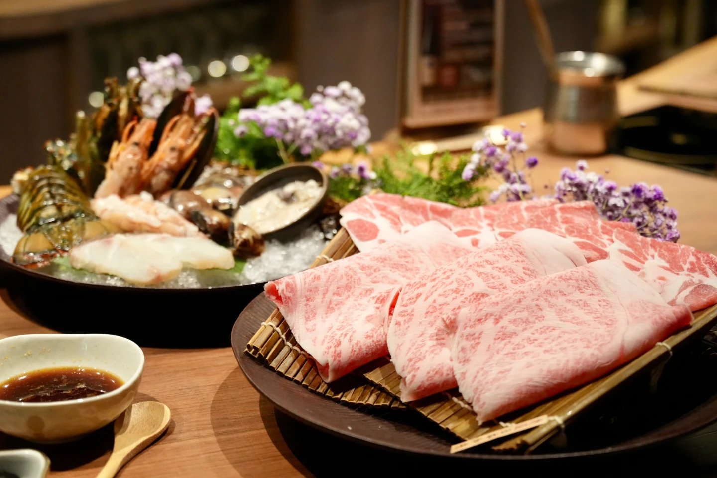 黑毛屋本家限時推出夏季限定「黃金海膽涮涮鍋」,售價1,780元起。梁建裕攝